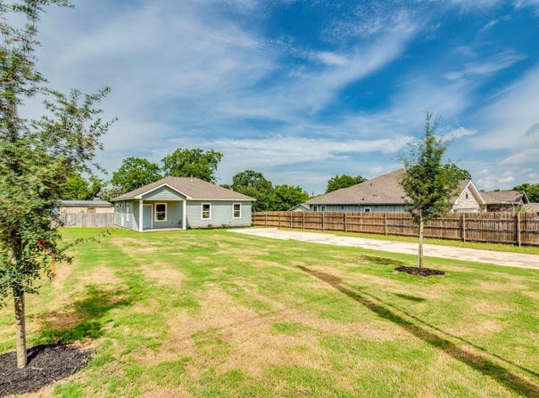 411 S Avenue B, Elgin, TX 78621