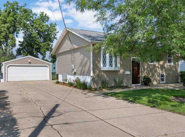 5630 Briarwood St SW, CedarRapids, IA 52404