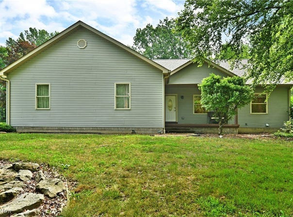 2669 Edgewater Drive, Cortland, OH 44410