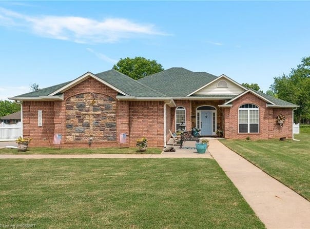 1906 Barrington DR, Lavaca, AR 72941