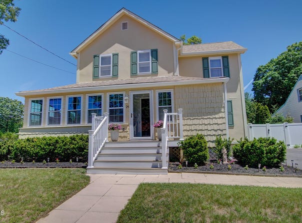 25 Lake Avenue, Helmetta, NJ 08828