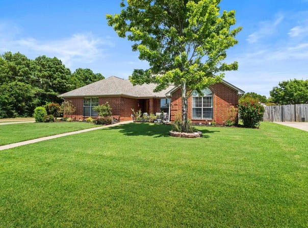 302 Meadowridge Dr, Texarkana, AR 71854