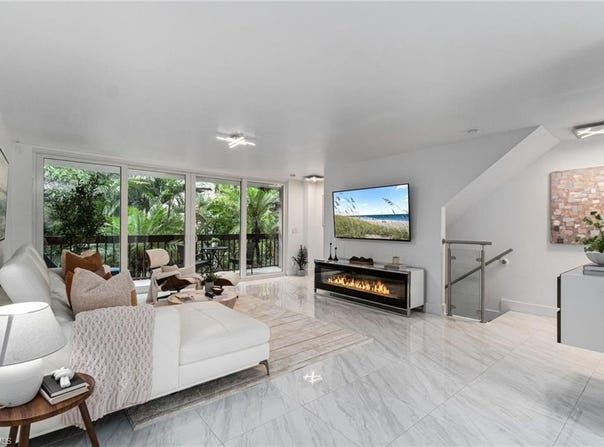 995 9th Ave S, NAPLES, FL 34102