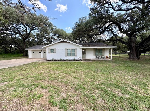 1342 Royal Oaks #1, Yorktown, TX 78164