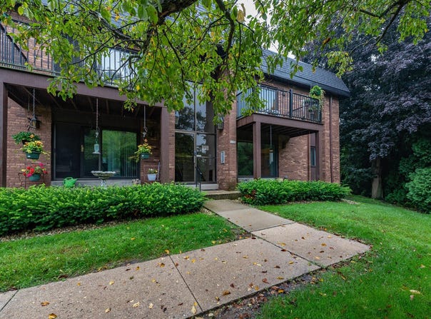 5155 S Root River Pkwy, Greenfield, WI 53228