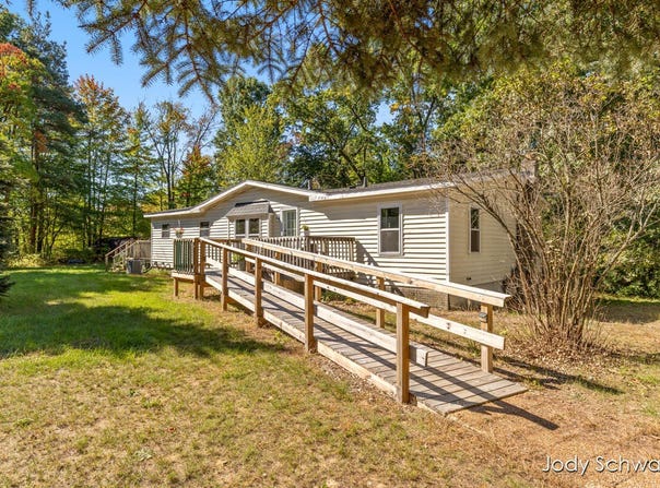 14075 Hanna Avenue NE, Cedar Springs, MI 49319
