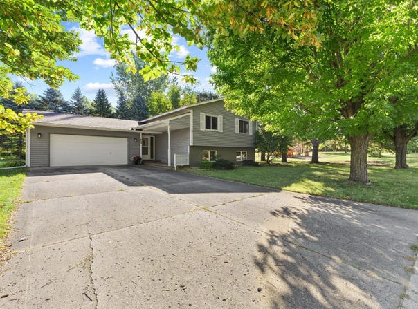 469 Campbell Lane NW, Hutchinson, MN 55350
