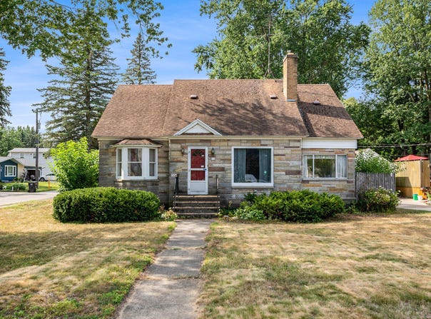 654 E Central Avenue, Zeeland, MI 49464