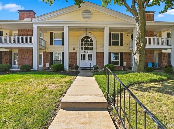 1521 Hedgeford Drive, Chesterfield, MO 63017