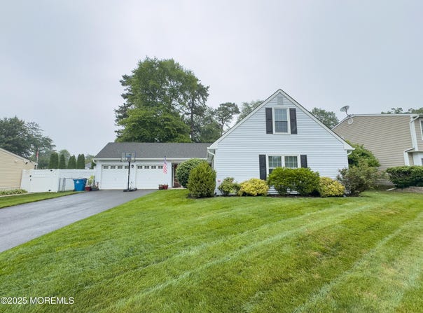 17 Markwood Drive, Howell, NJ 07731