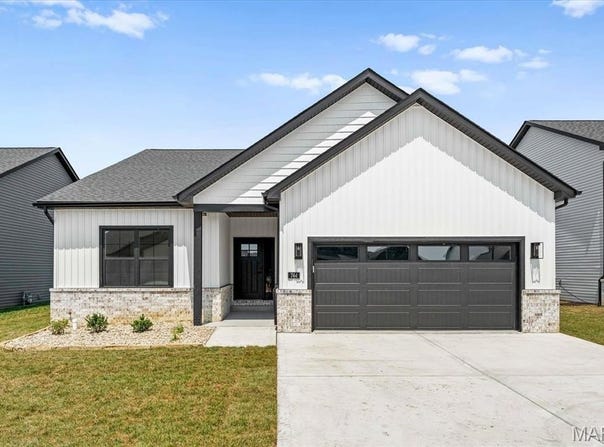 744 Conner Cir, Fairview Heights, IL 62208