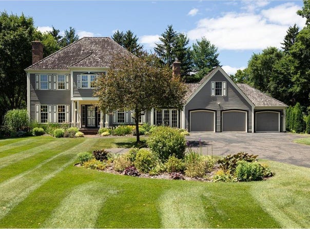9 Larkspur Lane, North Oaks, MN 55127