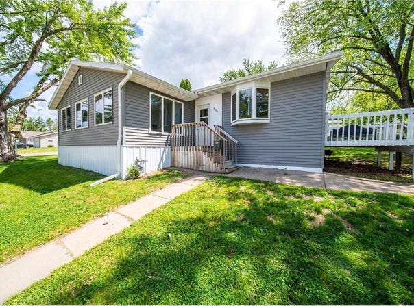 306 Hiawatha Drive E, Wabasha, MN 55981