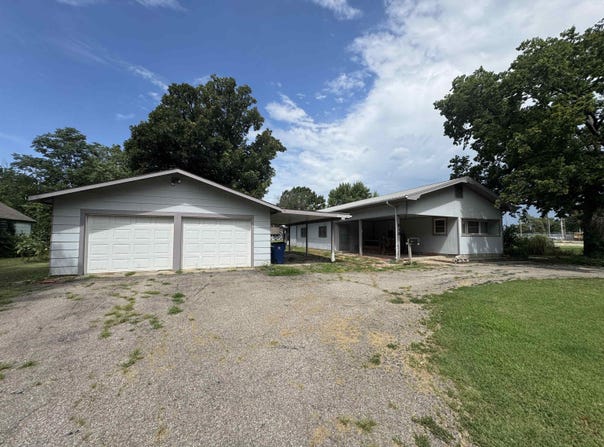 813 N School, Eureka, KS 67045