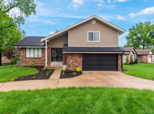 160 Rue Grand Drive, Lake St Louis, MO 63367