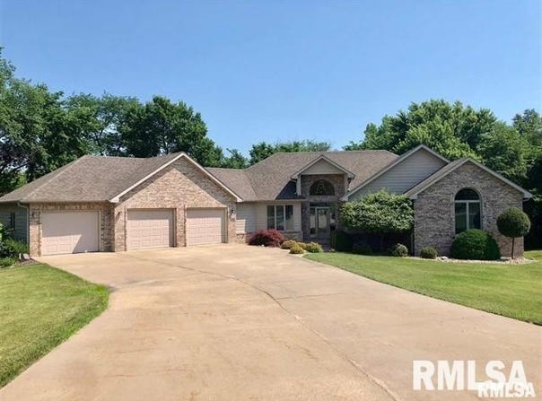 325 HILLCREST Drive, Macomb, IL 61455