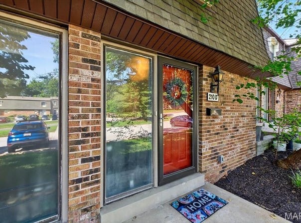 210 Braeshire Drive, Ballwin, MO 63021