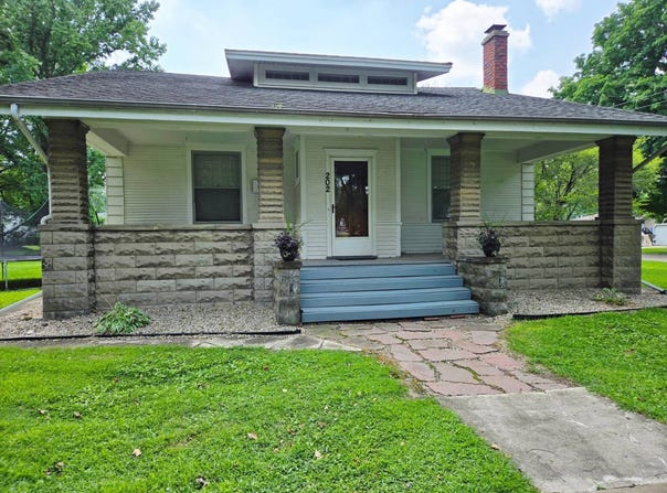202 S Division St, Stronghurst, IL 61480