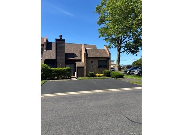 34 Southgate Circle, Massapequa Park, NY 11762