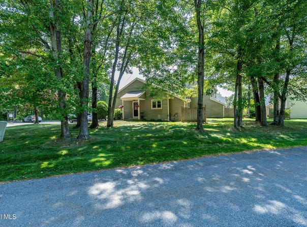 10 Hale Drive, Halfmoon, NY 12065