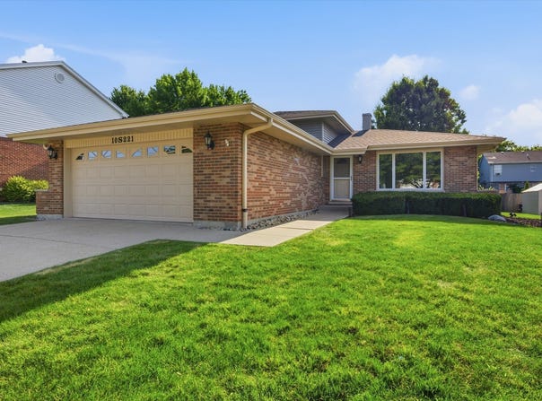 10S221 Suffield Drive, Downers Grove, IL 60516