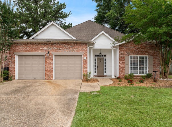 38 Stones Throw Dr., Hattiesburg, MS 39402