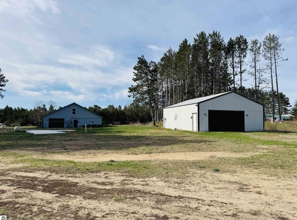 9925 W 16 Road, Mesick, MI 49668