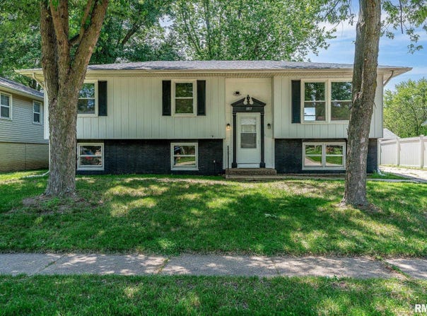 1811 VALLEY Drive, Davenport, IA 52806