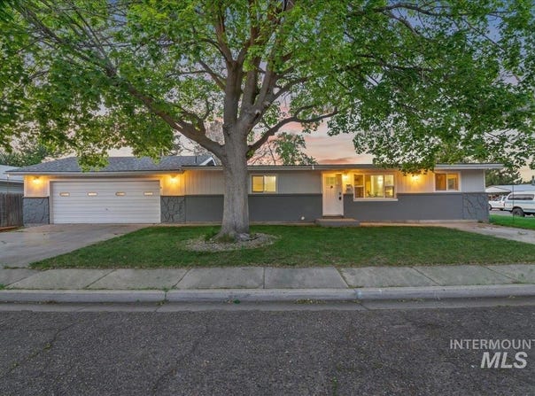402 W 4th N, Mountain Home, ID 83647