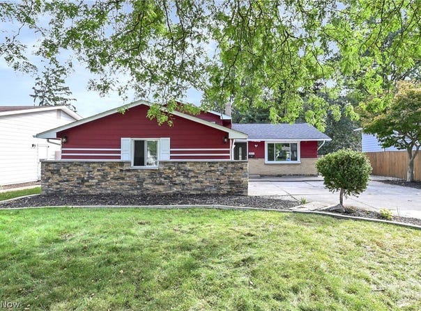 3637 Hunter Drive, North Olmsted, OH 44070