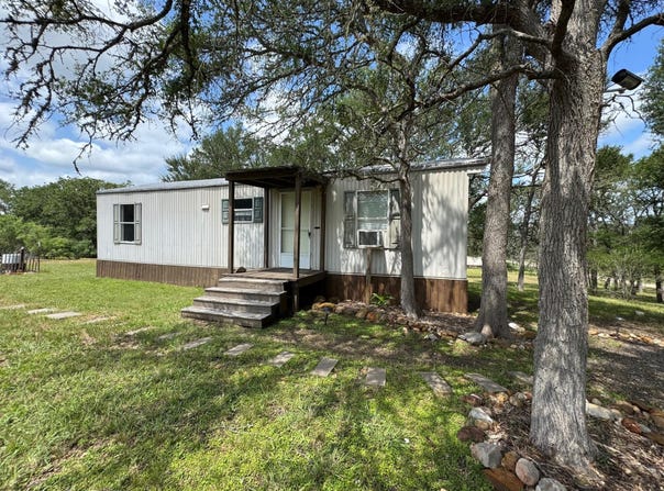 113 Valley LN, Smithville, TX 78957