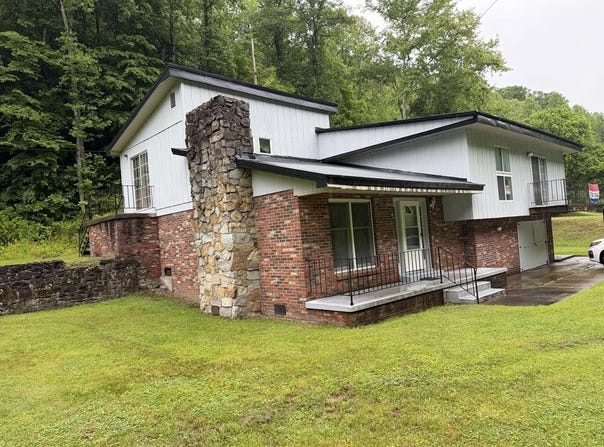 1639 Pinsonfork RD, McAndrews, KY 41543