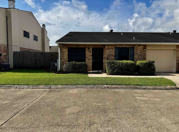 1132 Sunmeadow Dr, Beaumont, TX 77706
