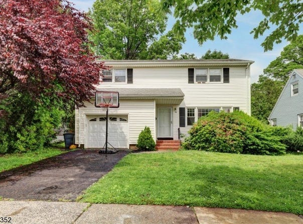 50 Patricia Pl, Clifton City, NJ 07012-1834
