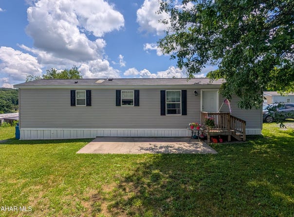 210 Chestnut Street, New Paris, PA 15554