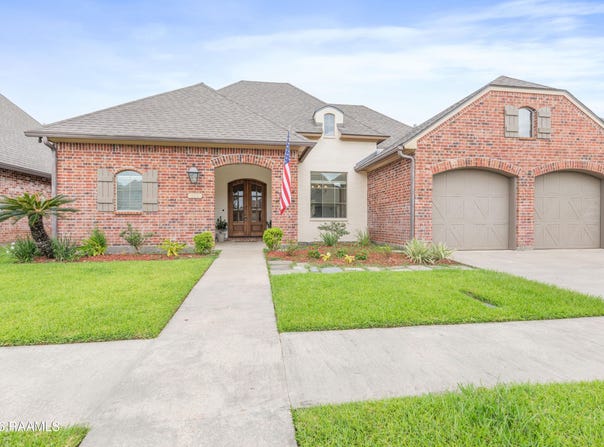 111 Spring View Drive, Youngsville, LA 70592