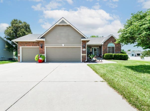 3333 Bluestem Cir, Rose Hill, KS 67133