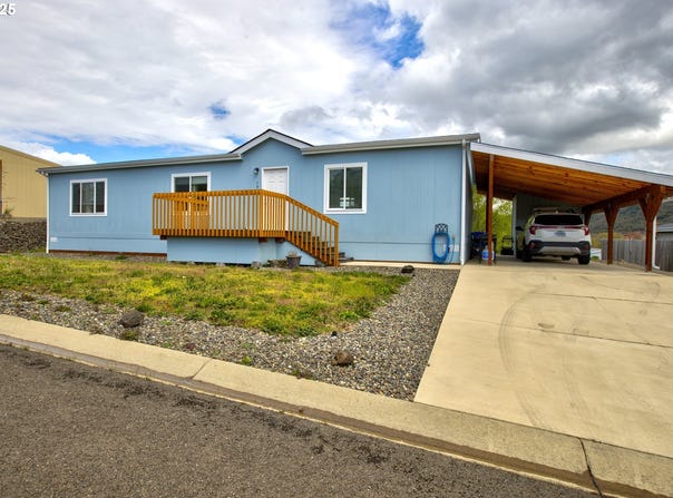 155 NESTUCCA LN, Roseburg, OR 97471