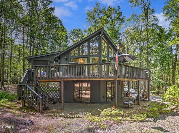 102 Sugarberry Lane, Greentown, PA 18426