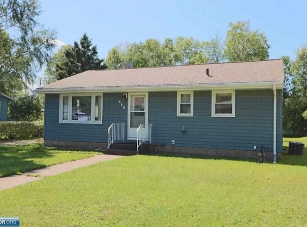 313 S 2nd St E, Aurora, MN 55705