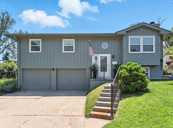 603 Cedardale Road, Papillion, NE 68046