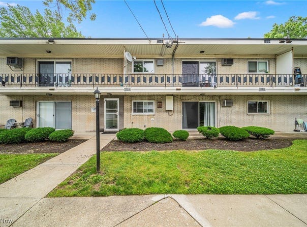 1372 Golden Gate Boulevard, Mayfield Heights, OH 44124