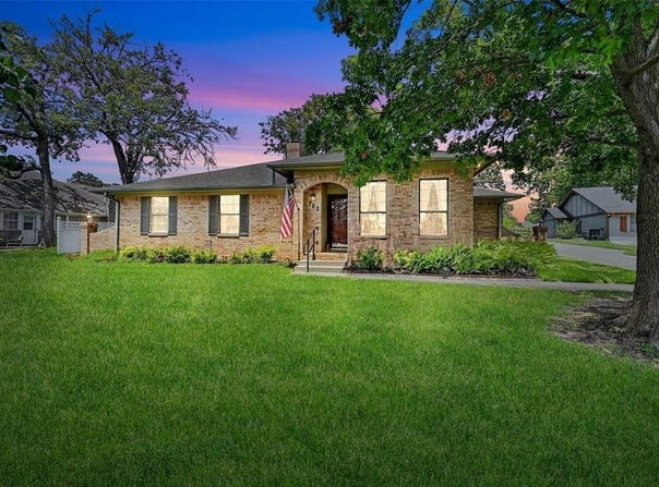 702 Kiowa Drive W, Lake Kiowa, TX 76240