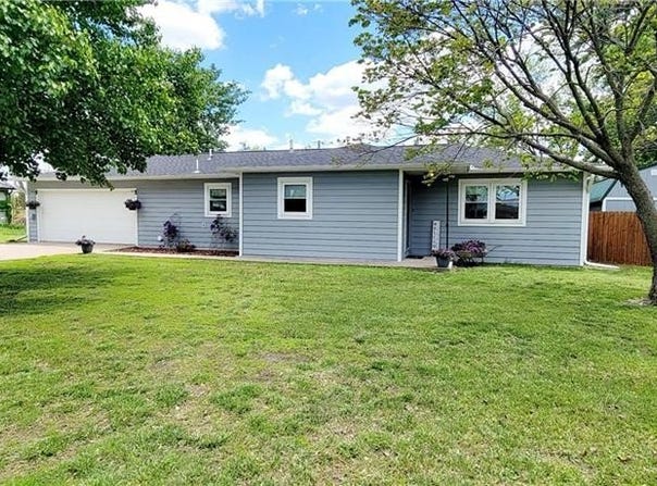 5 Prairie Drive, Iola, KS 66749