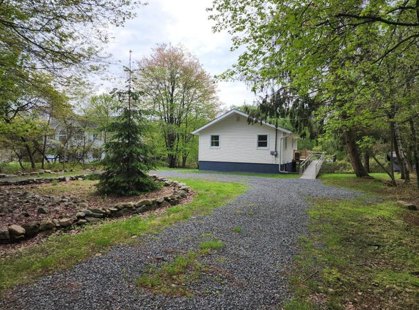 453 Cedar Drive, Long Pond, PA 18334