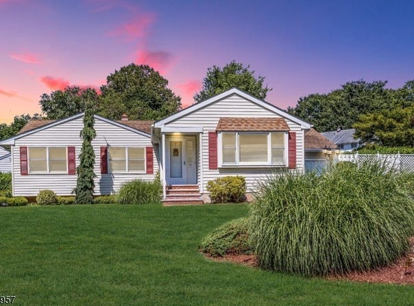 35 Marudy Dr, Clinton Town, NJ 08809-1220