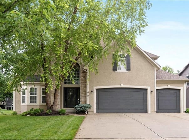 11412 S Lakecrest Drive, Olathe, KS 66061