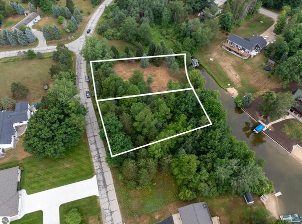 1009 Cantabrian Drive, Weidman, MI 48893