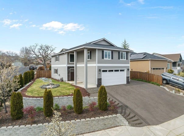 562 N Heights Drive, Eagle Point, OR 97524