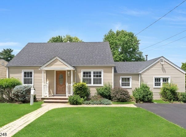 12 Robinson Dr, Woodland Park, NJ 07424-2929